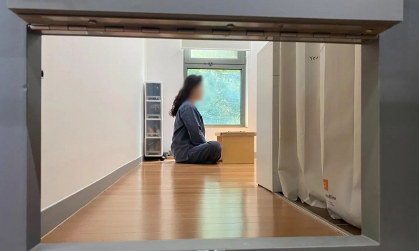 Why parents are locking themselves in cells at Korean 'happiness factory'